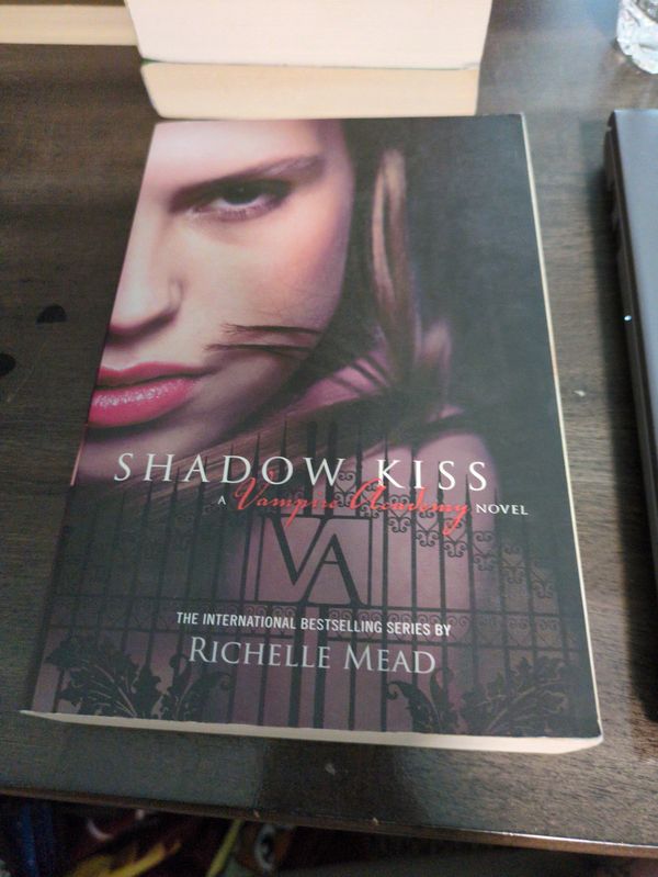Cover of Shadow Kiss (Vampire Academy, Book 3)